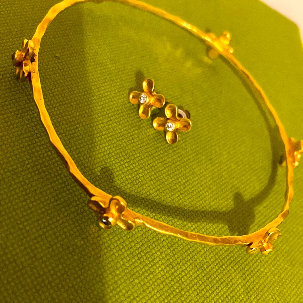 Flower shaped earrings and bracelet set super cute 🦢☘️